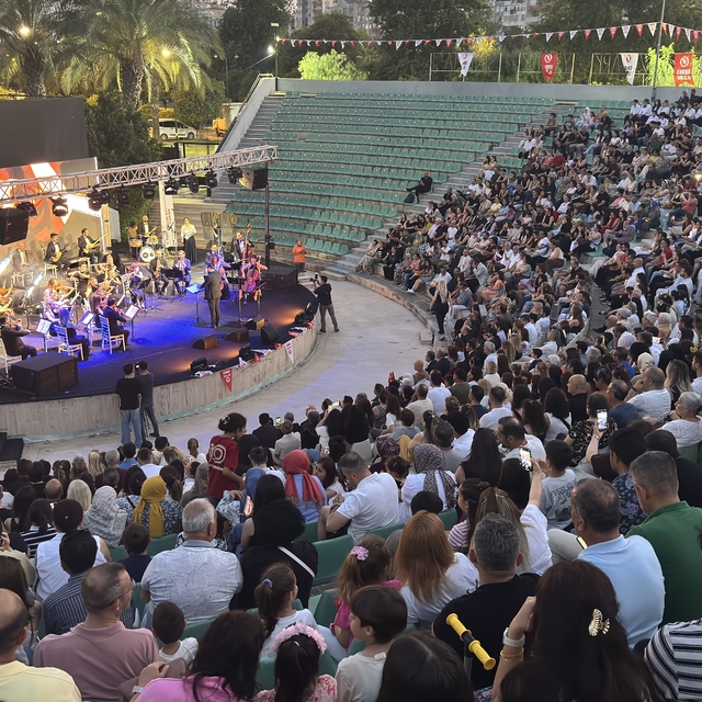 Adana'da öğretmenlerden oluşan "Maarif Orkestrası" konser verdi