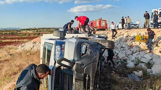 Mardin'de'de Türk Kızılay kamyoneti şarampole yuvarlandı: 4 yaralı