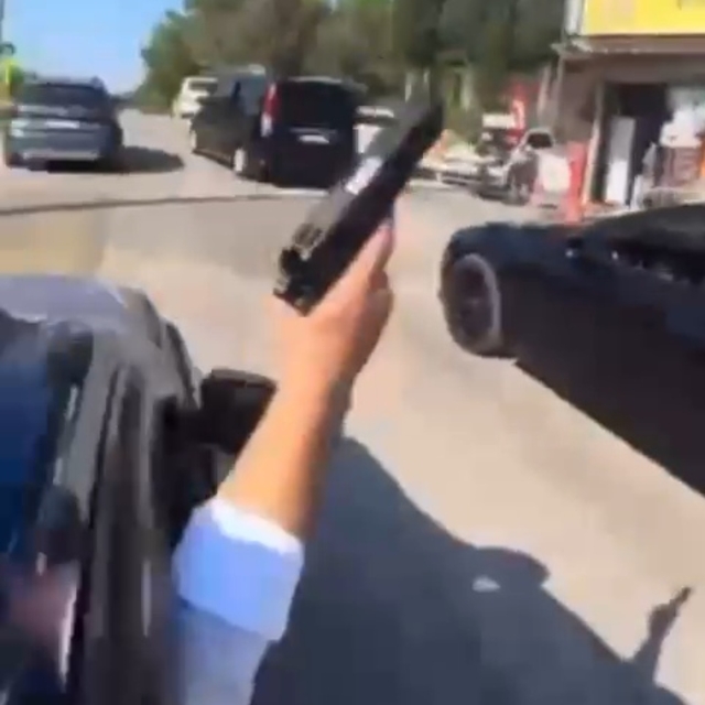 Düğün konvoyunda tabancayla havaya ateş açtı; o anlar kamerada