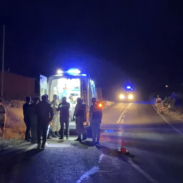 Elazığ'da şarampole devrilen SUV tipi araçtaki 3 kişi yaralandı