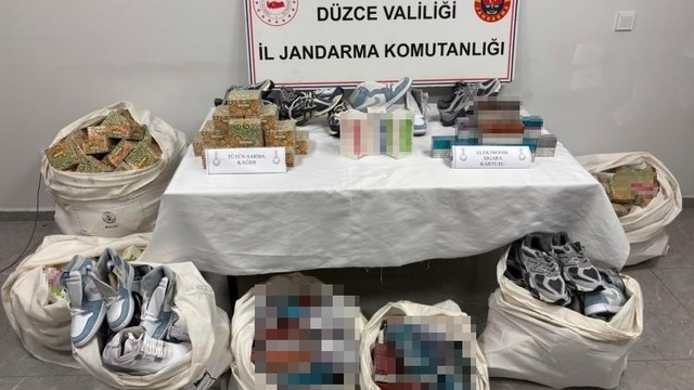 Kargo gönderiminden kaçak ürün çıktı
Doğu illerinden İstanbul'a sevk edilen kaçak ürünler ele geçirildi