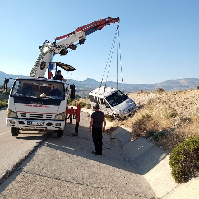 Levhaya çarpıp yoldan çıkan araçtakiler yara almadan kurtuldu