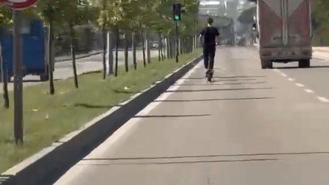 Elektrikli scooter üzerinde tehlikeli yolculuk kamerada