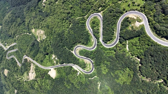 Domaniç Dağları'na uzanan 'kıvrımlı yollar'ın eşsiz manzarası dronla görüntülendi