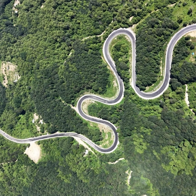 Domaniç Dağları'na uzanan 'kıvrımlı yollar'ın eşsiz manzarası dronla görünt...