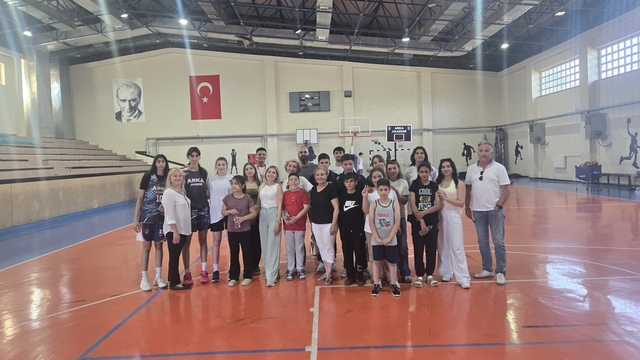 Basketbol ile eğlendiler
Özel çocuklar, parkeye çıktı; deneyimli koçlarla antrenman yaptı