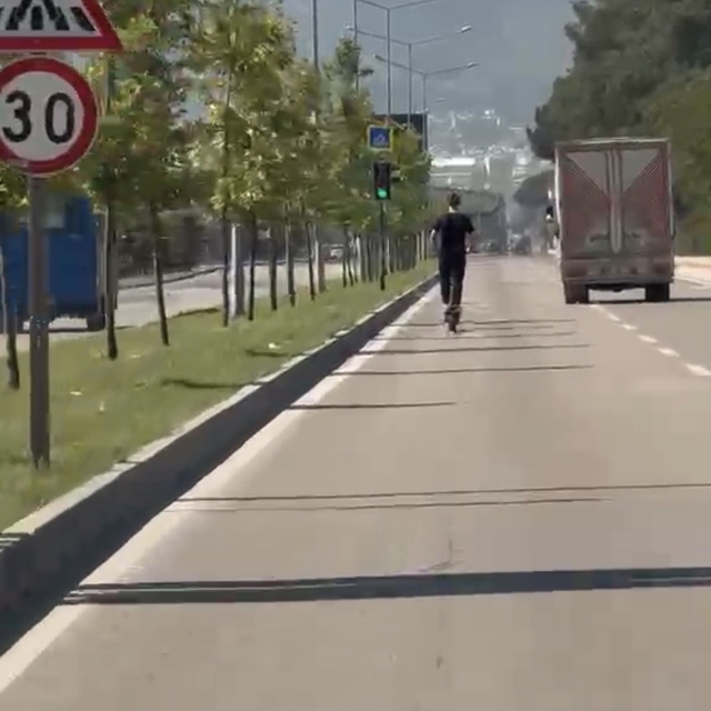 Elektrikli scooter üzerinde tehlikeli yolculuk kamerada