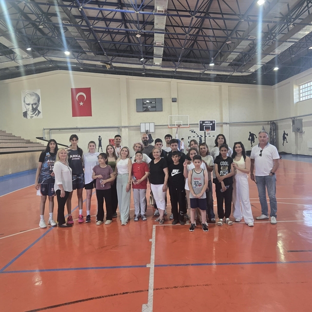 Basketbol ile eğlendiler
Özel çocuklar, parkeye çıktı; deneyimli koçlarla a...