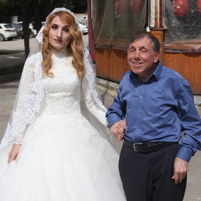 Engel tanımayan çifti büyükşehir belediye otobüsü ayırdı
Görme engelli olma...