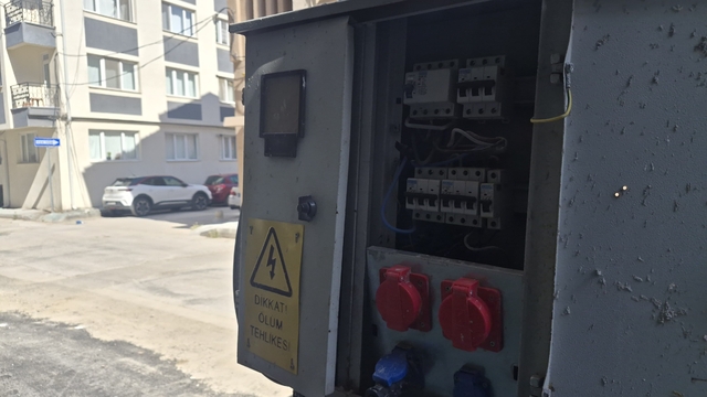 Eskişehir'de kapağı açık bırakılan elektrik panosu korkutuyor
"Ölüm tehlikesi" uyarısı var, önlem yok: Elektrik panosu açıkta bırakıldı