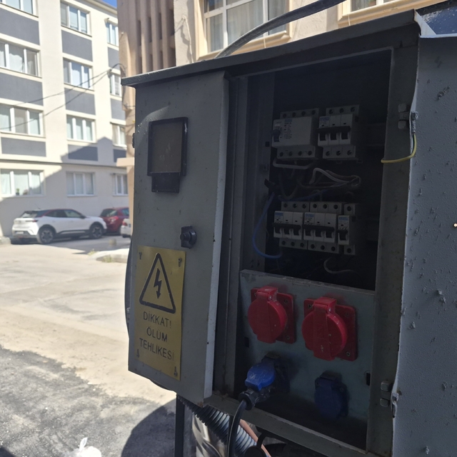 Eskişehir'de kapağı açık bırakılan elektrik panosu korkutuyor
"Ölüm tehlike...