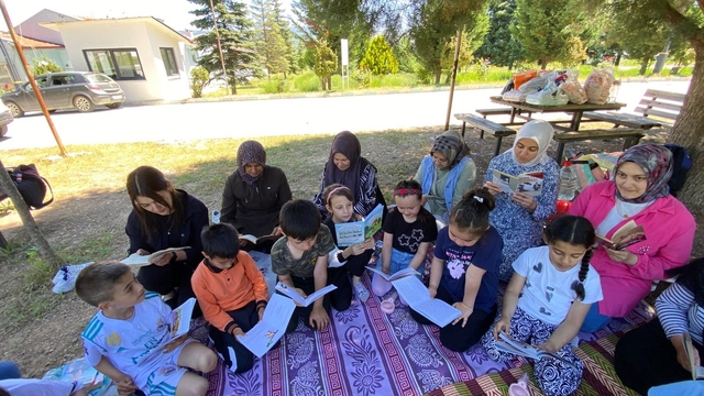 Hisarcık'ta öğrenci ile velilerin doğada kitap okuma etkinliği