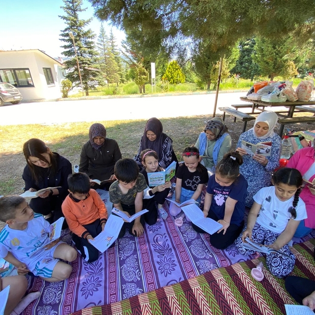 Hisarcık'ta öğrenci ile velilerin doğada kitap okuma etkinliği