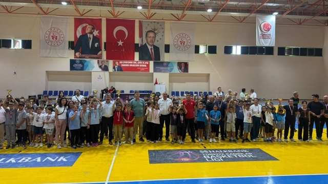 Burhaniye'de Geleneksel Çocuk Oyunlarında dereceye girenlere ödülleri verildi