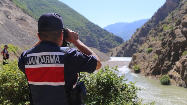 Artvin'in Şavşat Deresi'nde kayıp baba ve oğlunu arama çalışmaları sürüyor