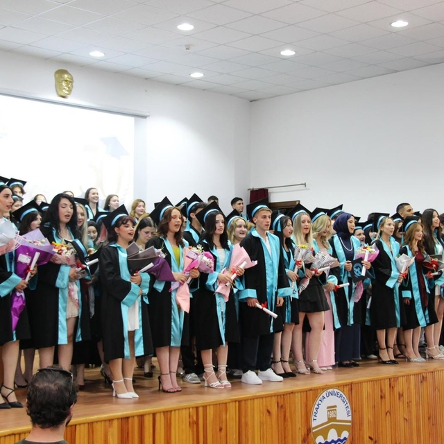 Uzunköprü Meslek Yüksekokulunda 98 öğrenci mezun oldu
