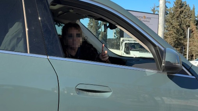 İki sürücünün trafikteki tartışması kamerada