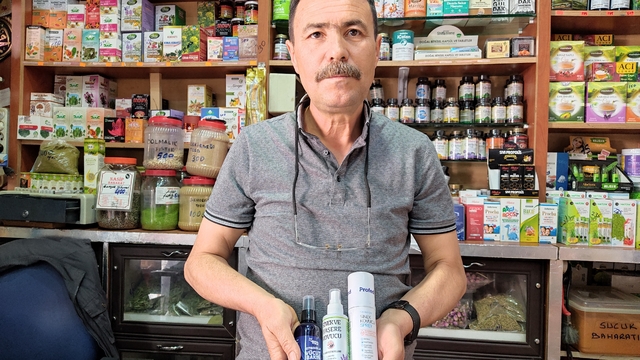 Yaz sıcaklarında haşerelerden korunmanın doğal yolları aktarlarda
Aktardan yaz sıcaklarında sivrisinek reçetesi: lavanta, fesleğen ve nane yağı koruyor
Eskişehirli aktardan yaz uykusunu bölen haşerelere karşı tavsiye: "Pencere kenarına lavanta yağı koyun"
Sivrisinek kabusuna aktardan doğal formül