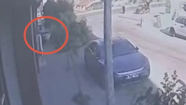 Ehliyetsiz gencin kullandığı otomobil motosiklet mağazasına daldı: 2,3 milyonluk zarar meydana geldi
Kaza anı güvenlik kamerasına yansıdı