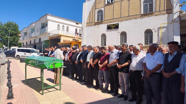 Adıyaman'da girdiği çayda akıntıya kapılarak yaşamını yitiren gencin cenazesi toprağa verildi