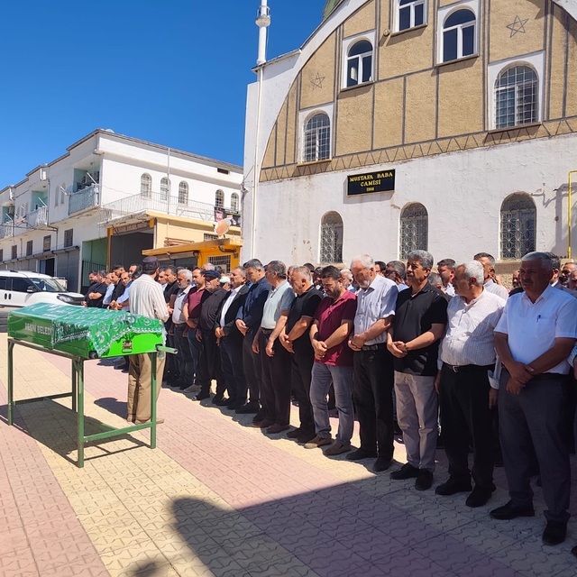 Adıyaman'da girdiği çayda akıntıya kapılarak yaşamını yitiren gencin cenaze...