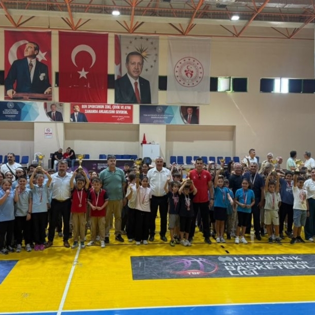 Burhaniye'de Geleneksel Çocuk Oyunlarında dereceye girenlere ödülleri veril...