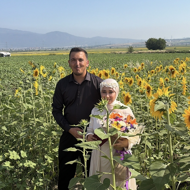Osmaniye'de ayçiçeği tarlaları yeni evli çiftlerin gözdesi oldu