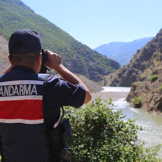 Artvin'in Şavşat Deresi'nde kayıp baba ve oğlunu arama çalışmaları sürüyor