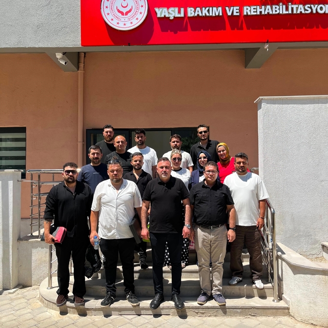 Aydınlı berber ve kuaförlerden huzurevi sakinlerine gönül dokunuşu