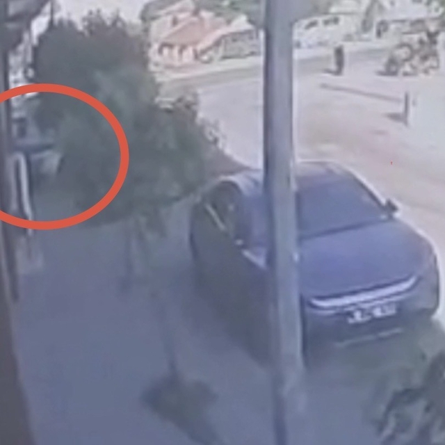 Ehliyetsiz gencin kullandığı otomobil motosiklet mağazasına daldı: 2,3 mily...