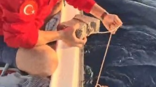 Böyle vicdansızlık görülmedi: "Deniz kaplumbağasının ayağına kaldırım taşı bağlamışlar"
Amatör balıkçılar Caretta Caretta'yı kurtardı