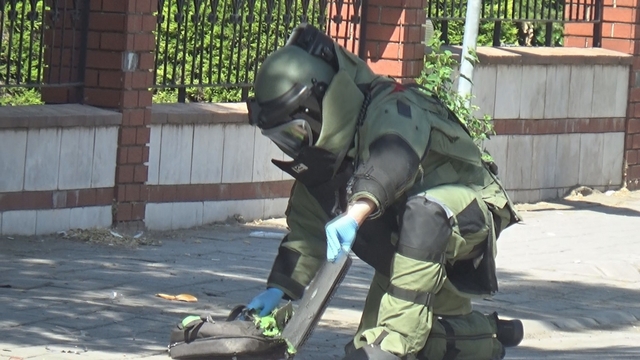 Fünye bile patlatılan şüpheli çantadan, bilgisayar çıktı
Unutulan çantadan dizüstü bilgisayar çıktı
