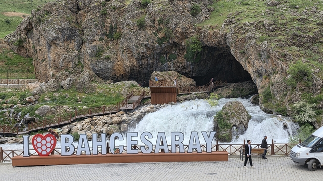 Bahçesaray'da mağaradan çıkan doğal su kaynağı ilgi odağı oldu