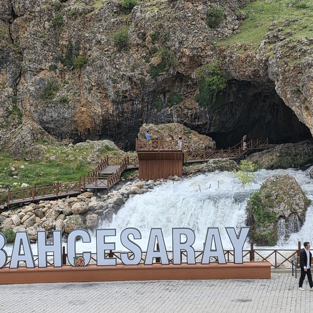 Bahçesaray'da mağaradan çıkan doğal su kaynağı ilgi odağı oldu