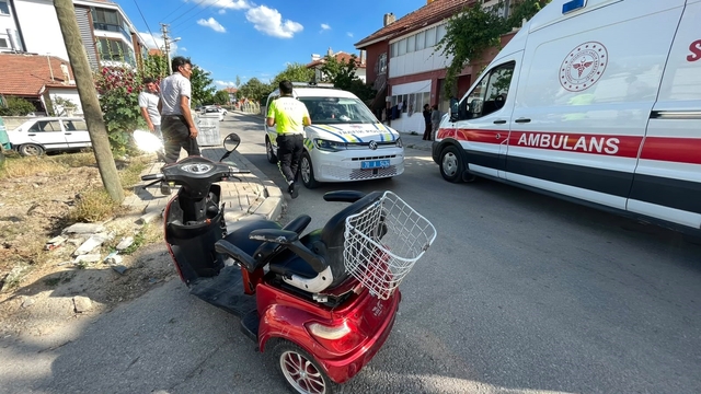 Otomobille çarpışan üç tekerlekli bisiklet devrildi: Kazada anne ve kızı yaralandı