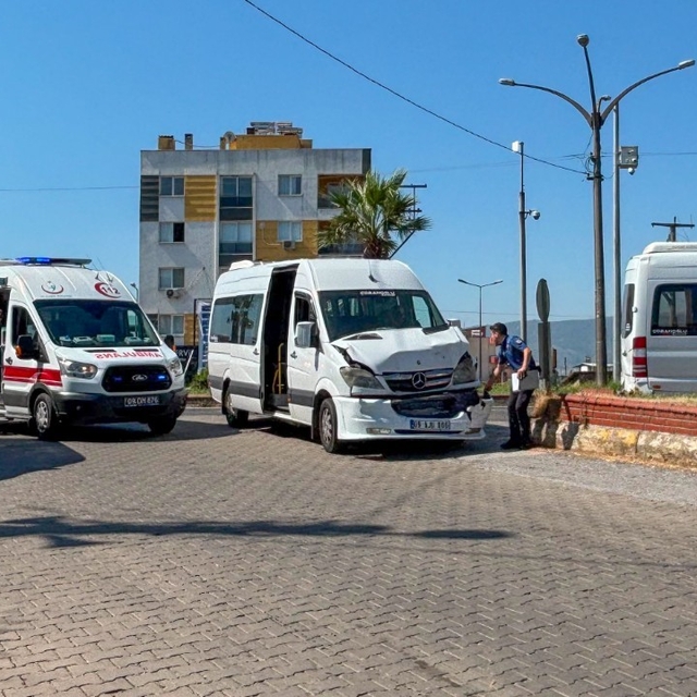 Köşk'te okul servisleri ile otomobil çarpıştı: 6 yaralı