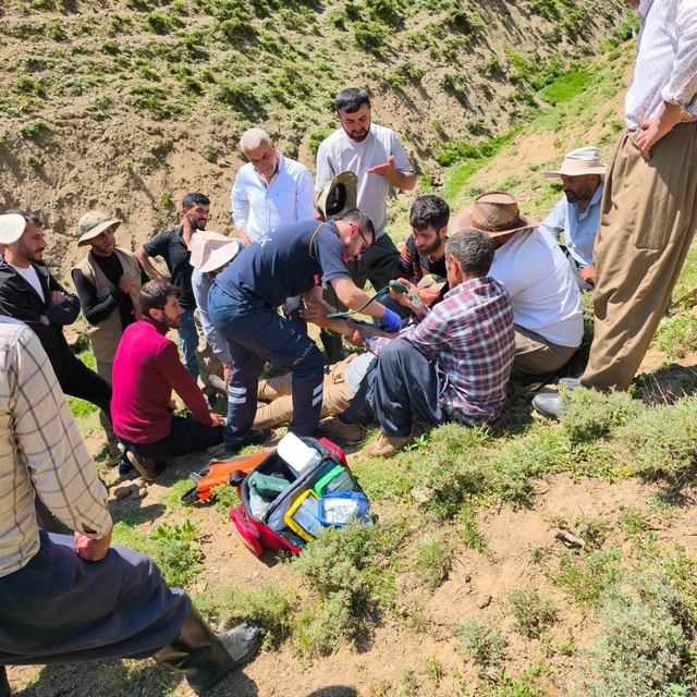 Hakkari'de yaylada rahatsızlanan çoban ekiplerce hastaneye ulaştırıldı