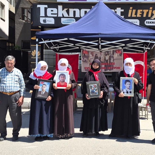 Muşlu aileler DEM Parti önündeki eylemlerini sürdürüyor