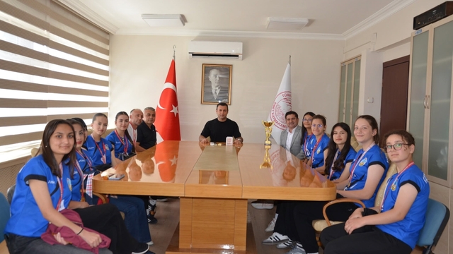 Emet Kaymakamı Başkapan, il birincisi kız voleybol takımını kabul etti