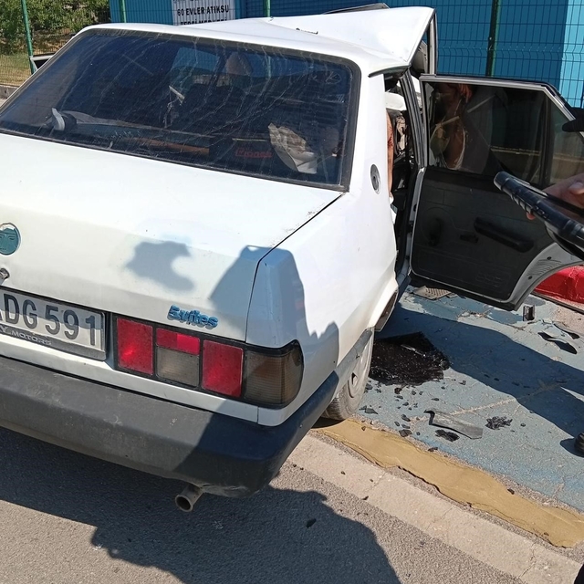 Kocaeli'de kaldırıma çarpan otomobilin sürücüsü yaralandı