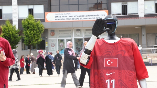 Türkiye'nin nüfusa kayıtlı robotu CANİKMAN öğrencilerle buluştu