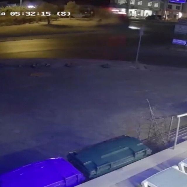 Otomobil, kavşakta takla attı; 2'si ağır 3 yaralı