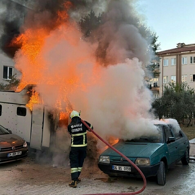 Karavandaki yangın, otomobile de sıçradı