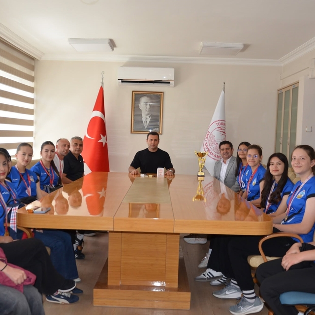 Emet Kaymakamı Başkapan, il birincisi kız voleybol takımını kabul etti