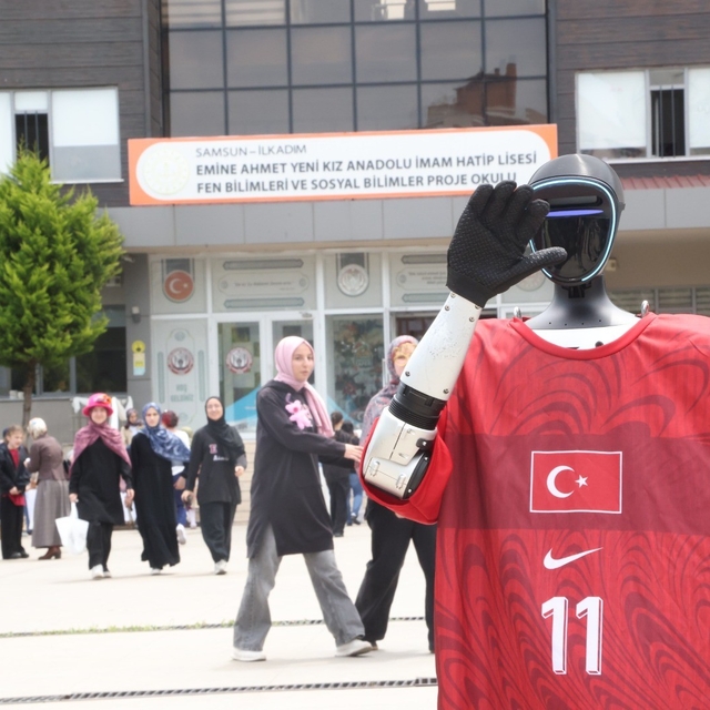 Türkiye'nin nüfusa kayıtlı robotu CANİKMAN öğrencilerle buluştu
