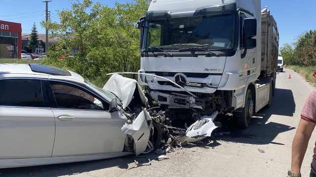 Lüks otomobil hurdaya döndü, sürücü ağır yaralandı