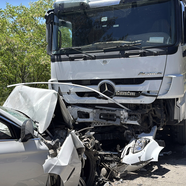 Sivas'ta tırla çarpışan otomobil sürücüsü ağır yaralandı