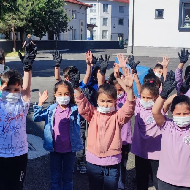 Sivas'ta öğrenciler çevre temizliği yaptı