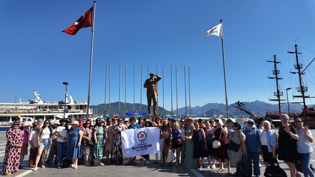 Denizli Büyükşehirin kurslarıyla yüzme öğrenen kadınlar denizle buluştu