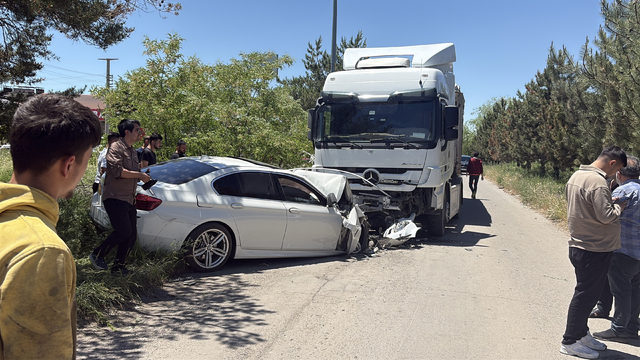 TIR ile çarpışan otomobilin sürücüsü öldü